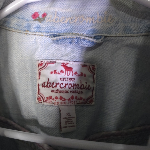 Abercrombie & Fitch Jean Jacket Junior Girl Size XL Light Wash Distressed - Picture 2 of 6